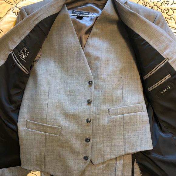 Never worn, 3-pc, gray, men’s suit - Picture 2 of 3